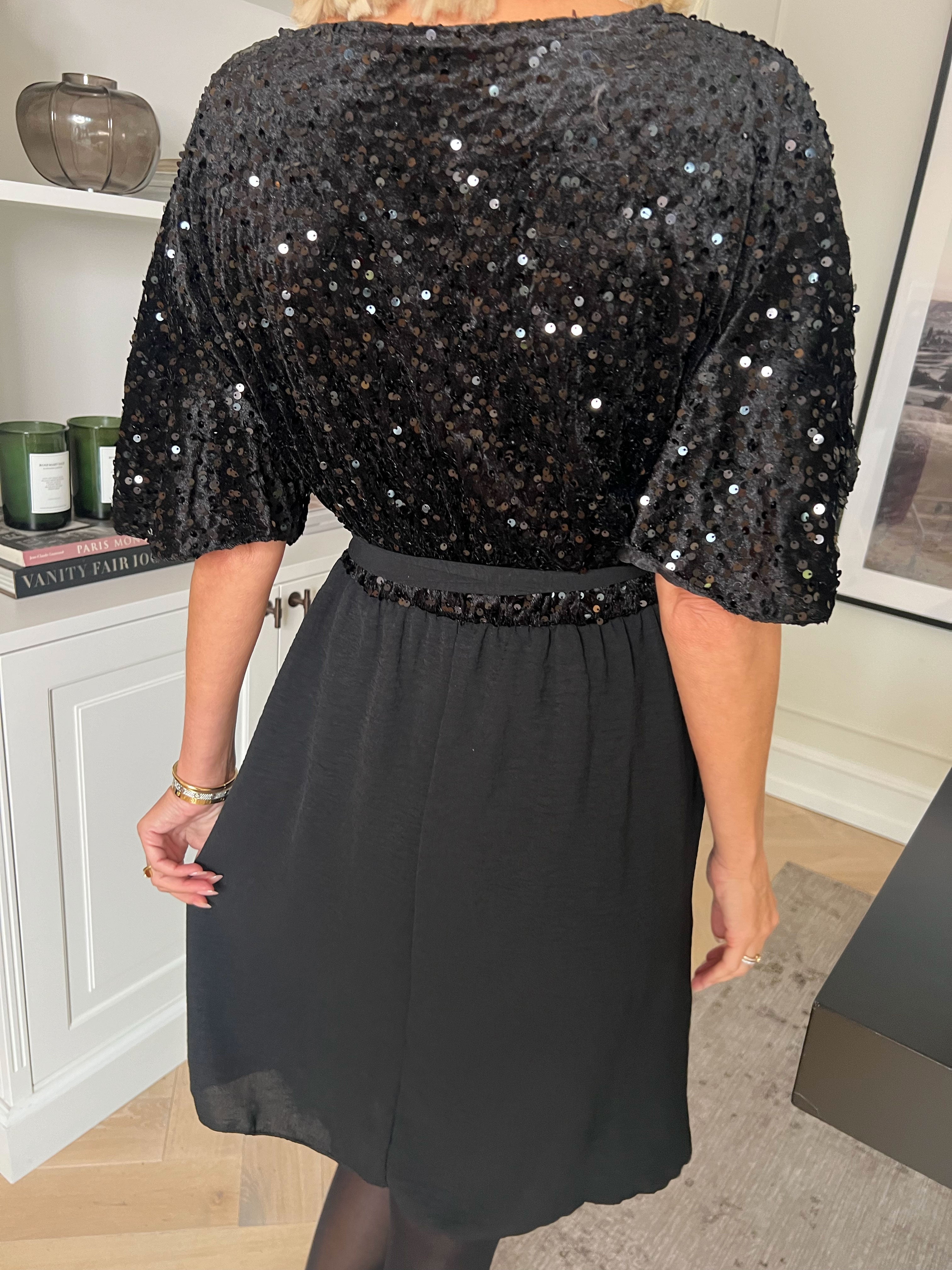 Urielle - Festlig klänning i plus size i viskos med mjuk överdel i velour med paljetter